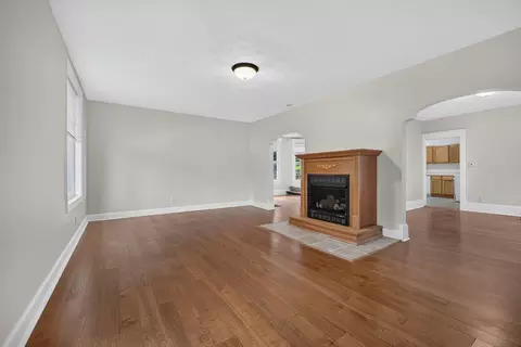 Living - 605 S Lee St, Bloomington, IL 61701 photo 1 of 9