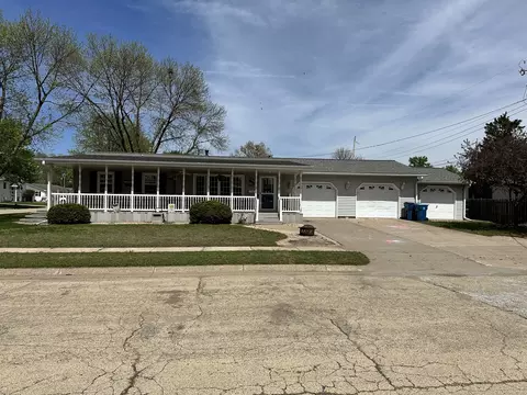 914 12th Pl, Camanche, IA 52730