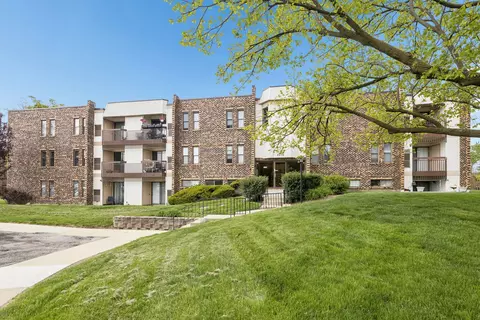 2216 Country Club Dr #15, Woodridge, IL 60517