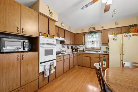 Kitchen - 7730 S Octavia Ave, Bridgeview, IL 60455 photo 2 of 4