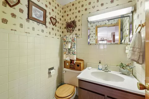 Bath - 7730 S Octavia Ave, Bridgeview, IL 60455 photo 2 of 3