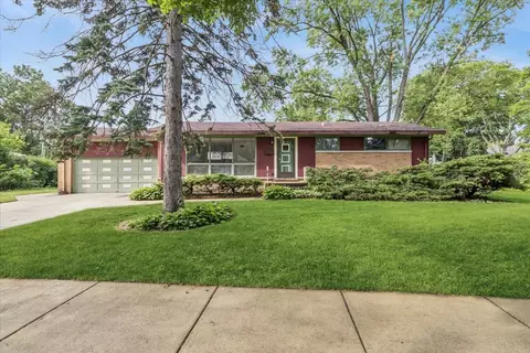 719 W Dresser Dr, Mount Prospect, IL 60056