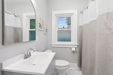Bath - 2905 13th Ave, Moline, IL 61265 photo 2 of 3