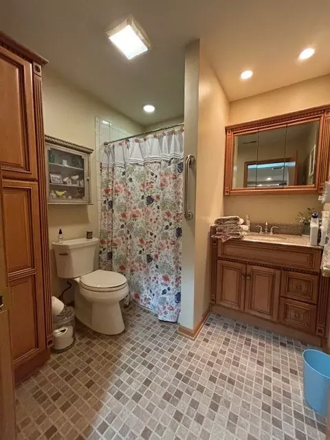 Bath - 93 Netherlands Dr, Antioch, IL 60002 photo 2 of 3