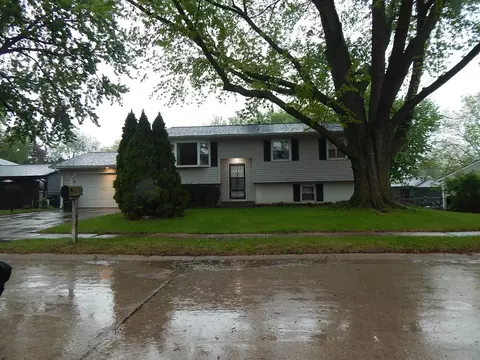 4021 Cresthill Dr, Davenport, IA 52806