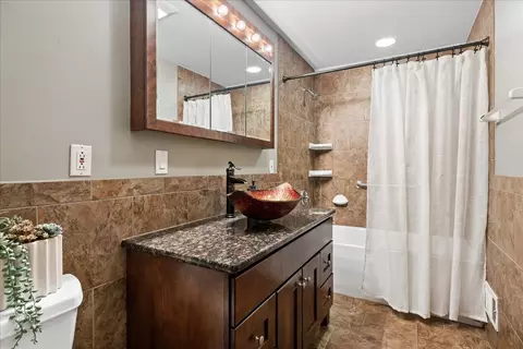 Bath - 166 Mohawk Trl, Algonquin, IL 60102 photo 2 of 2