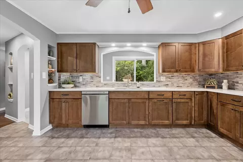 Kitchen - 166 Mohawk Trl, Algonquin, IL 60102 photo 2 of 2