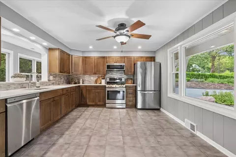 Kitchen - 166 Mohawk Trl, Algonquin, IL 60102 photo 1 of 2