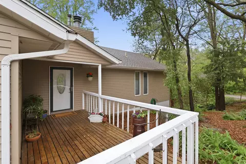 5115 Crestview Heights Ct, Bettendorf, IA 52722
