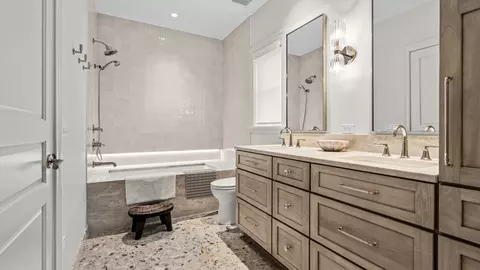 Bath - 1500 William St, River Forest, IL 60305 photo 6 of 8