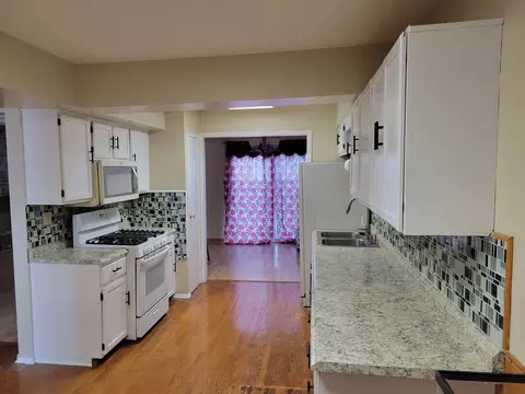 Kitchen - 483 Rustic Dr, Wheeling, IL 60090 photo 2 of 3