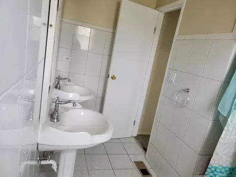 Bath - 483 Rustic Dr, Wheeling, IL 60090 photo 2 of 3