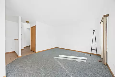 Living - 658 Chestnut Rdg, Minooka, IL 60447 photo 2 of 3