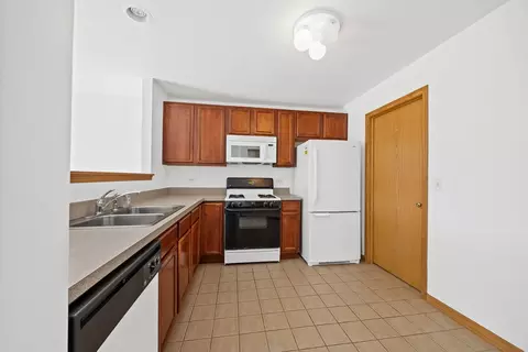 Kitchen - 658 Chestnut Rdg, Minooka, IL 60447 photo 1 of 3