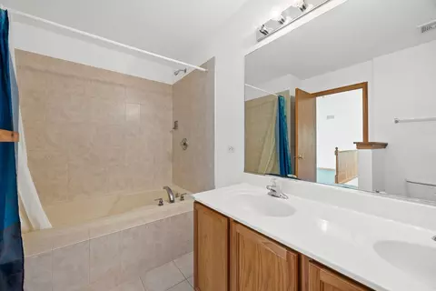 Bath - 658 Chestnut Rdg, Minooka, IL 60447 photo 2 of 2