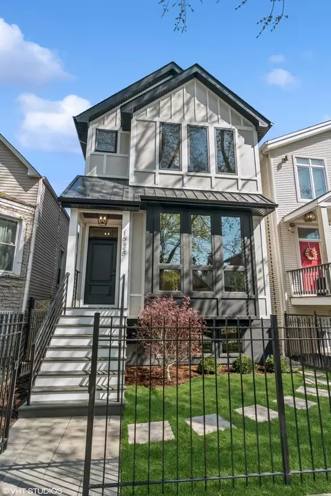 2062 W Belle Plaine Ave, Chicago, IL 60618