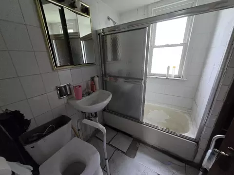 Bath - 609 E 152nd St, Phoenix, IL 60426 photo 1 of 1