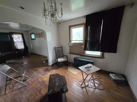 Living - 609 E 152nd St, Phoenix, IL 60426 photo 2 of 3