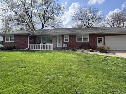 1202 N 4th St, Clinton, IA 52732