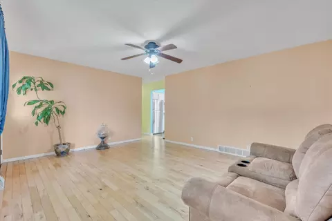 Living - 603 12th Ave, Hampton, IL 61256 photo 3 of 4