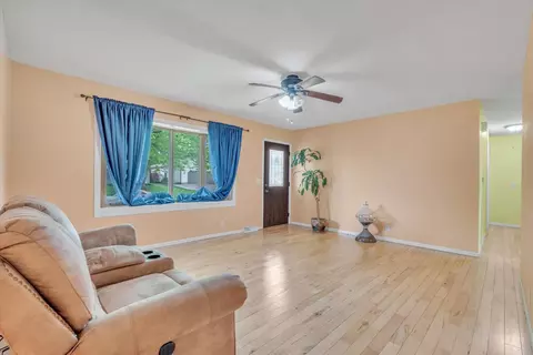 Living - 603 12th Ave, Hampton, IL 61256 photo 2 of 4