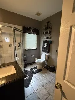 Bath - 3811 River Rd, Hazel Crest, IL 60429 photo 1 of 5