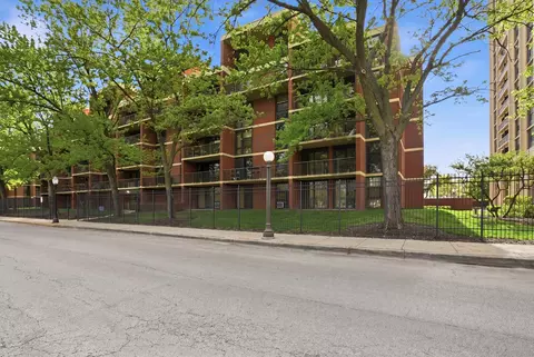 3021 S Michigan Ave #406, Chicago, IL 60616