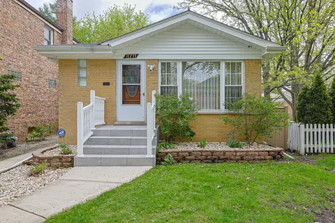 8711 Hamlin Ave, Skokie, IL 60076
