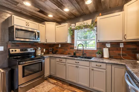 Kitchen - 13988 Tower Rd, Richview, IL 62877 photo 2 of 3