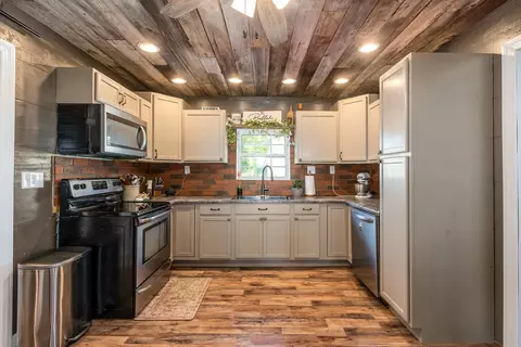Kitchen - 13988 Tower Rd, Richview, IL 62877 photo 1 of 3