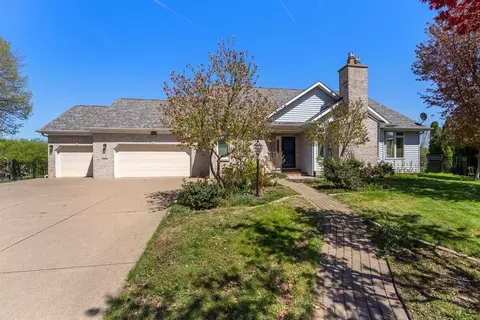 4629 Willowwood Ct, Davenport, IA 52807