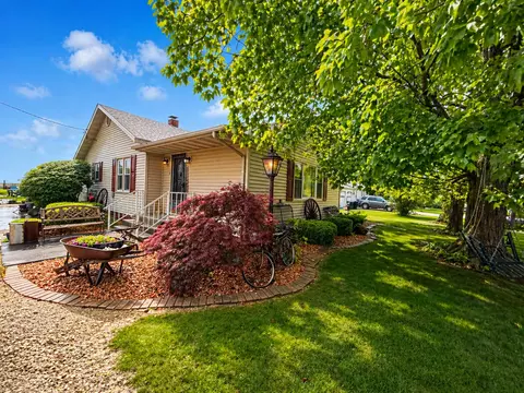 310 N Poplar St, Farina, IL 62838
