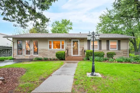 327 W Poplar St, Heyworth, IL 61745