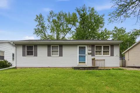 3323 Kimberly Downs Rd, Davenport, IA 52807