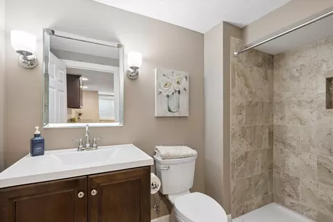 Bath - 340 Tenby Way, Algonquin, IL 60102 photo 6 of 6