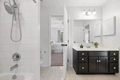 Bath - 340 Tenby Way, Algonquin, IL 60102 photo 2 of 6