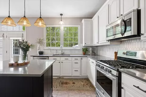 Kitchen - 340 Tenby Way, Algonquin, IL 60102 photo 2 of 4