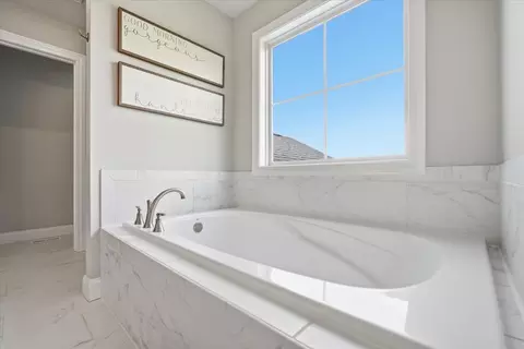 Bath - 5407 Ferryman Rd, Bloomington, IL 61705 photo 4 of 4