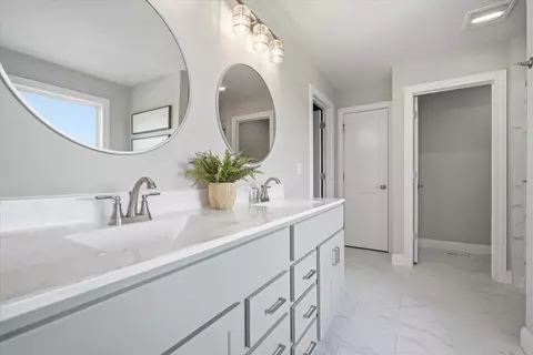 Bath - 5407 Ferryman Rd, Bloomington, IL 61705 photo 3 of 4