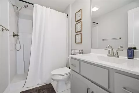 Bath - 5407 Ferryman Rd, Bloomington, IL 61705 photo 2 of 4