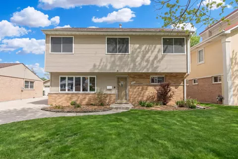 8233 N Octavia Ave, Niles, IL 60714