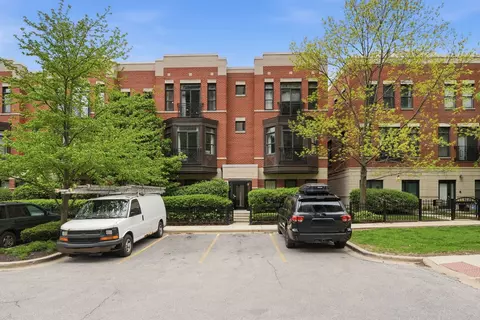944 W 15th Pl #3A, Chicago, IL 60608