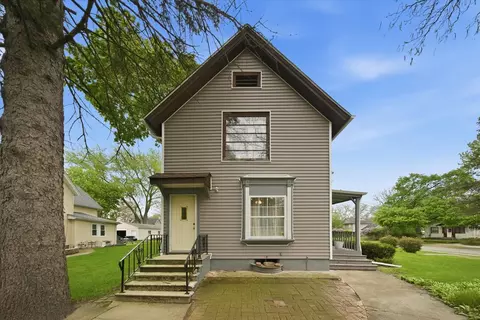 1003 Saint John St, Elgin, IL 60120