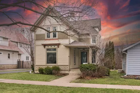 123 Raymond Ave, Barrington, IL 60010