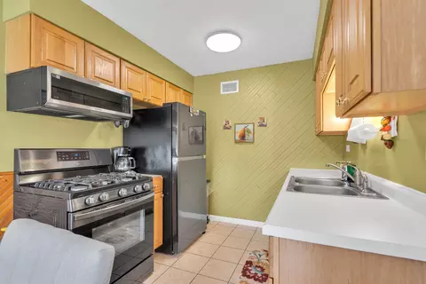 Kitchen - 1314 Ely Ct #1314, Wheeling, IL 60090 photo 2 of 2