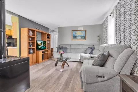 Living - 1314 Ely Ct #1314, Wheeling, IL 60090 photo 1 of 1