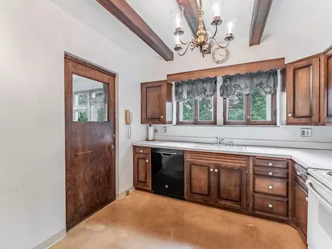 Kitchen - 522 Byrd Rd, Riverside, IL 60546 photo 2 of 3