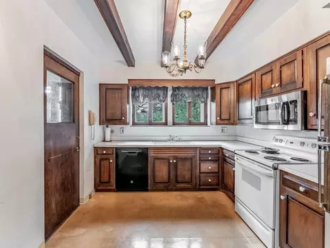 Kitchen - 522 Byrd Rd, Riverside, IL 60546 photo 1 of 3