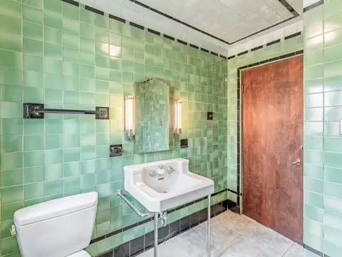 Bath - 522 Byrd Rd, Riverside, IL 60546 photo 2 of 4