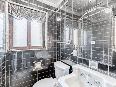 Bath - 522 Byrd Rd, Riverside, IL 60546 photo 1 of 4